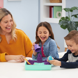 KINETIC SAND KRABICE TEKUTÉHO PÍSKU S PODLOŽKOU FIALOVÁ