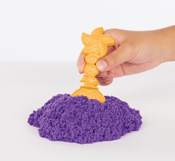 KINETIC SAND KRABICE TEKUTÉHO PÍSKU S PODLOŽKOU FIALOVÁ