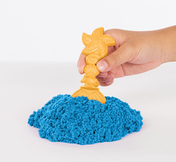 KINETIC SAND KRABICE TEKUTÉHO PÍSKU S PODLOŽKOU MODRÁ