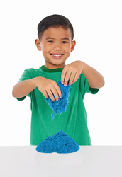 KINETIC SAND KRABICE TEKUTÉHO PÍSKU S PODLOŽKOU MODRÁ