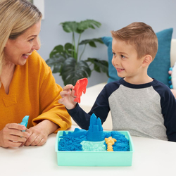 KINETIC SAND KRABICE TEKUTÉHO PÍSKU S PODLOŽKOU MODRÁ
