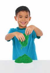KINETIC SAND KRABICE TEKUTÉHO PÍSKU S PODLOŽKOU ZELENÁ