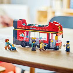 Červený dvoupodlažní vyhlídkový autobus