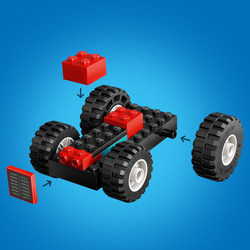 Červený traktor s přívěsem a ovcemi