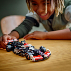 Závodní auto MoneyGram Haas F1® Team VF-24