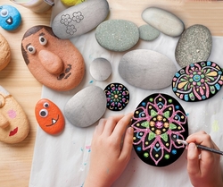 Kreativní set malování kamínků mandala 3 kamínky a 5 glitterových barev/lepidel