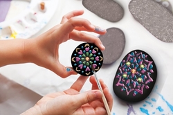 Kreativní set malování kamínků mandala 3 kamínky a 5 glitterových barev/lepidel